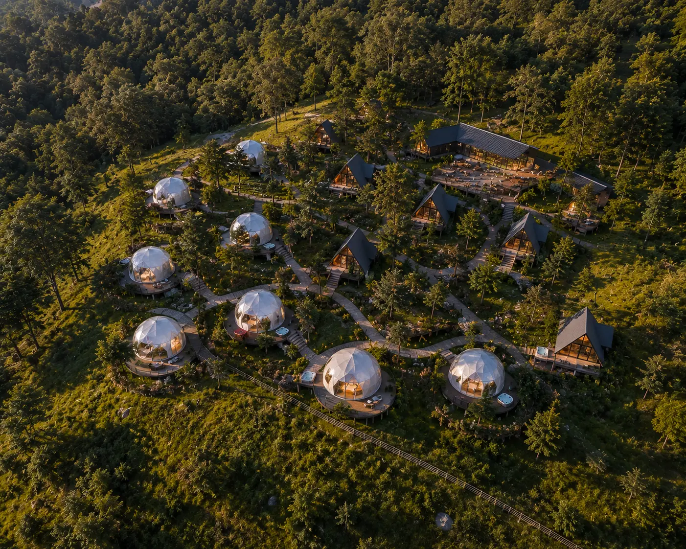 Vista aérea conceptual de complejo glamping.